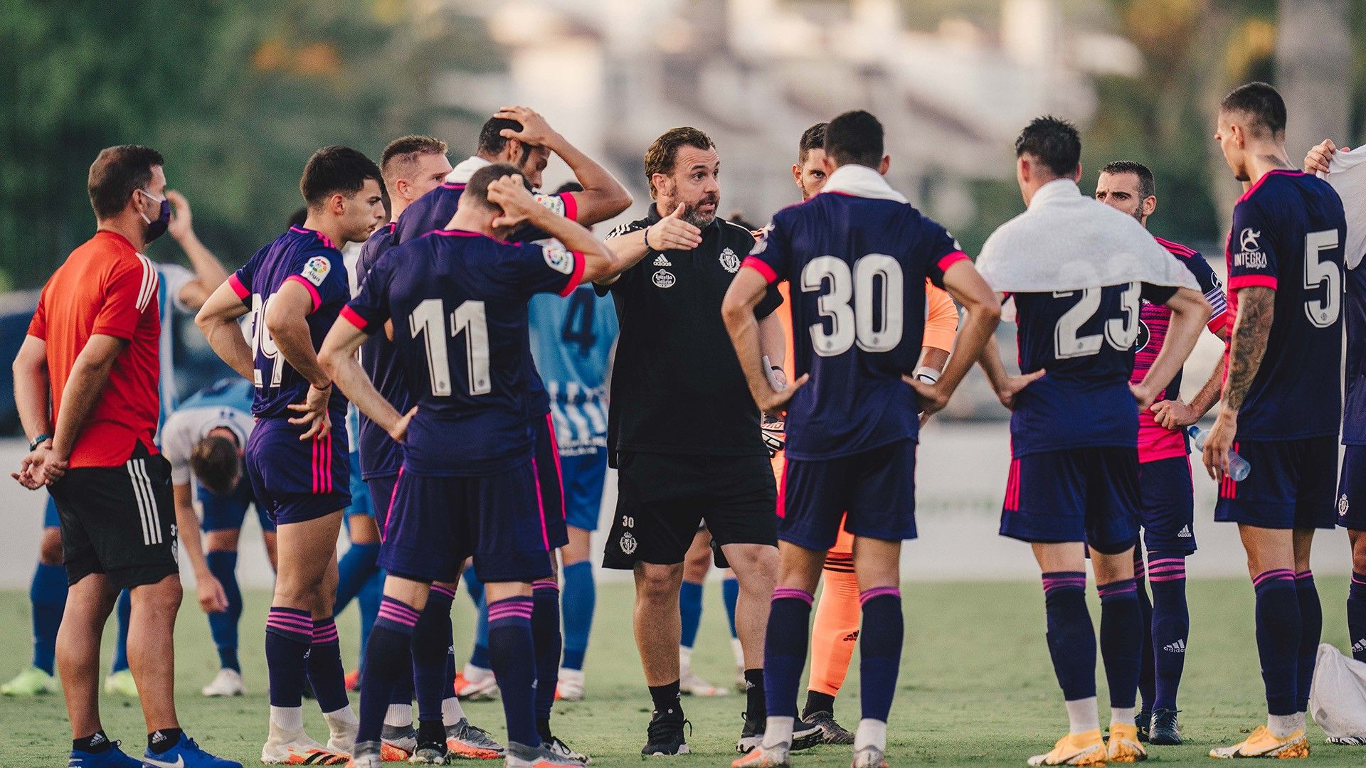 Sergio González dando órdenes a sus jugadores durante el Málaga-Real Valladolid de la pretemporada.