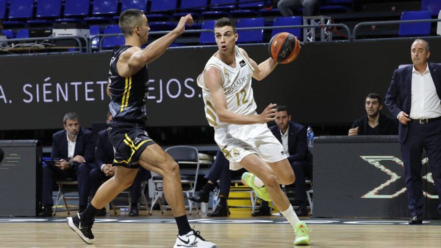 Carlos Alocén bota el balón ante Álex López en un Iberostar Tenerife - Real Madrid. Foto: Liga Endesa.