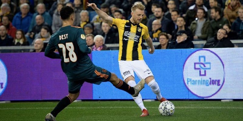 Max Clark durante un encuentro frente al Ajax | Imagen: Vitesse