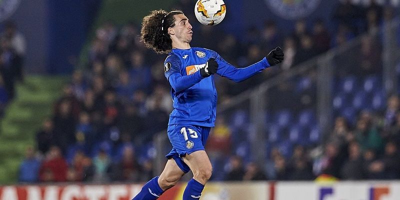 Cucurella durante un partido de la Europa League | Imagen: UEFA