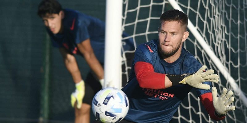 Bono observa a Vaclik en un entrenamiento de pretemporada