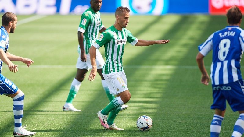 Canales conduce el esférico en el partido frente al Alavés