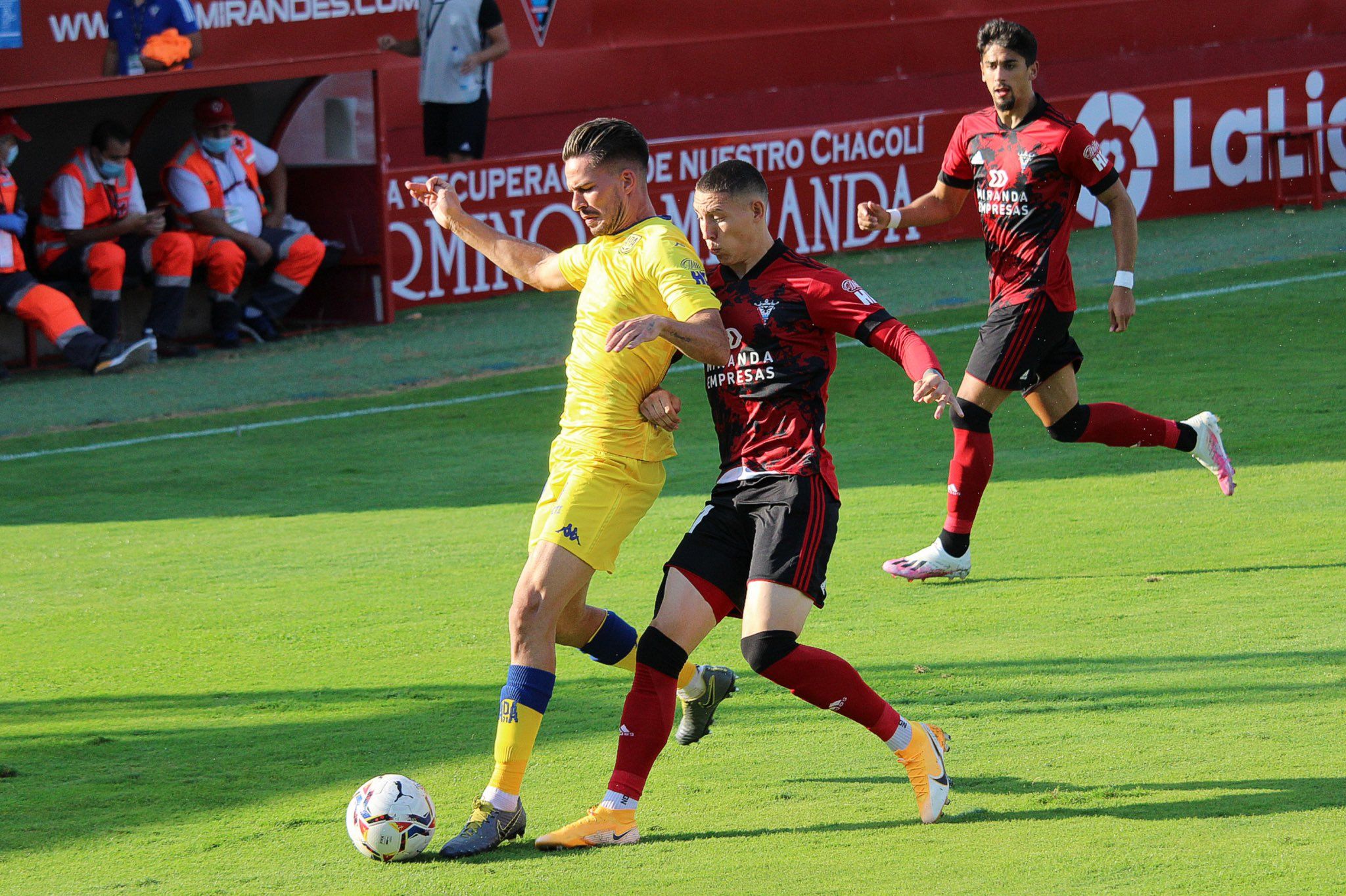 Partido muy disputado entre los rojillos y el conjunto alfarero. Foto: CD Mirandés