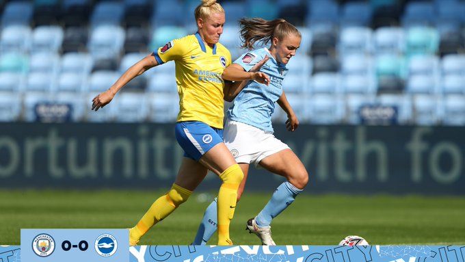 Imagen subida por parte del club durante el partido (@ManCityWomen)