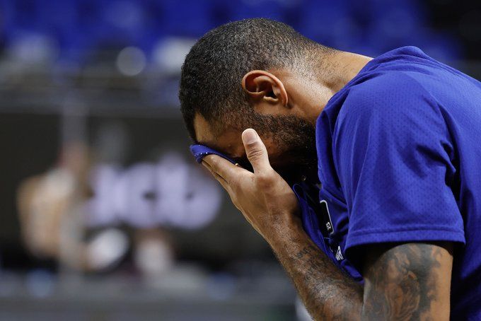 Adam Hanga calienta antes del encuentro Foto: Liga Endesa
