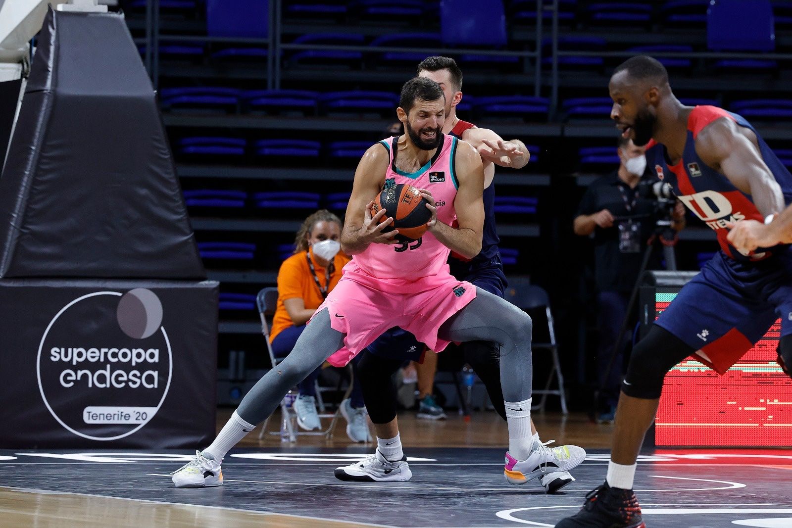 Nikola Mirotic en el poste en el partido contra el Baskonia en la Supercopa Endesa (Fuente: Twitter FCBbasket)