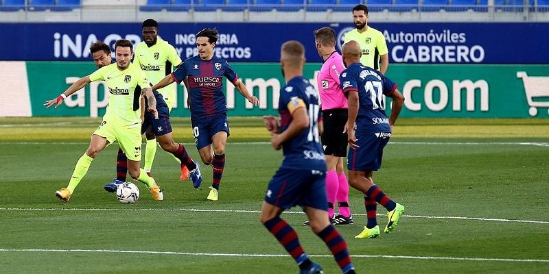 Saúl intenta irse de la defensa | Imagen: Atlético de Madrid