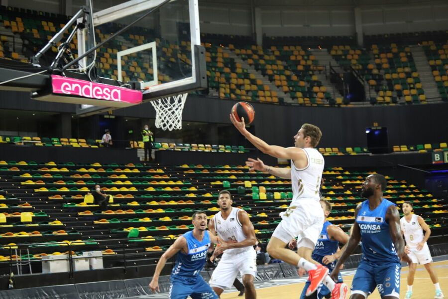 Fabien Causeur entra a canasta en un Acunsa Gipuzkoa Basket - Real Madrid. Foto: Liga Endesa.