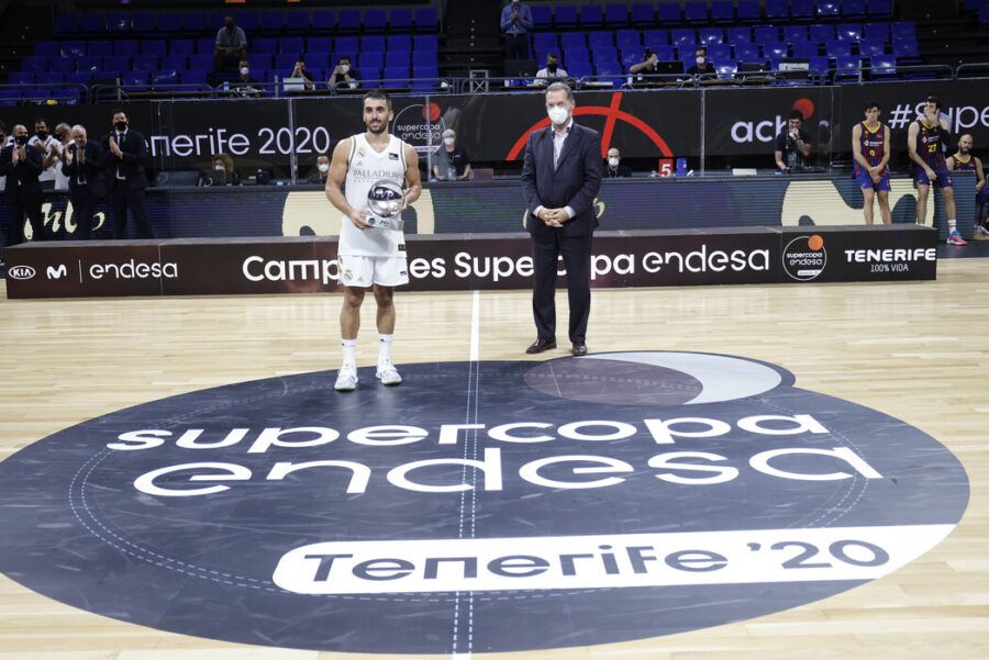 Facundo Campazzo recoge el galardón de MVP de la Supercopa Endesa Tenerife 2020. Foto: Liga Endesa.