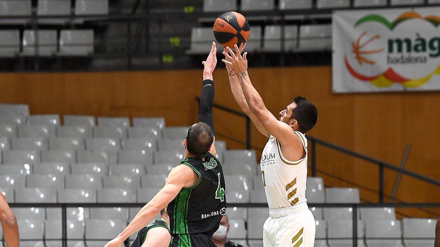 Facundo Campazzo lanza a canasta en un Club Joventut Badalona - Real Madrid. Foto: Real Madrid.
