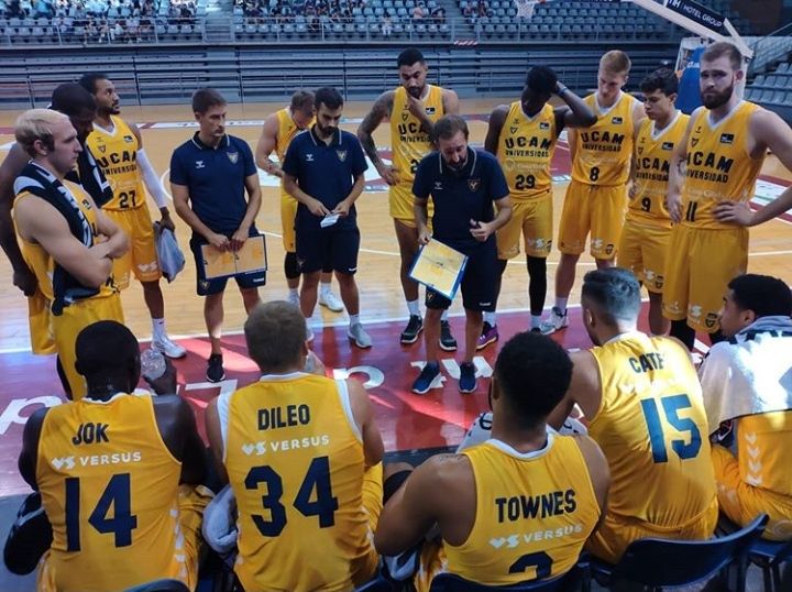 La plantilla al comienzo del partido ante Barcelona. Foto: UCAM Murcia