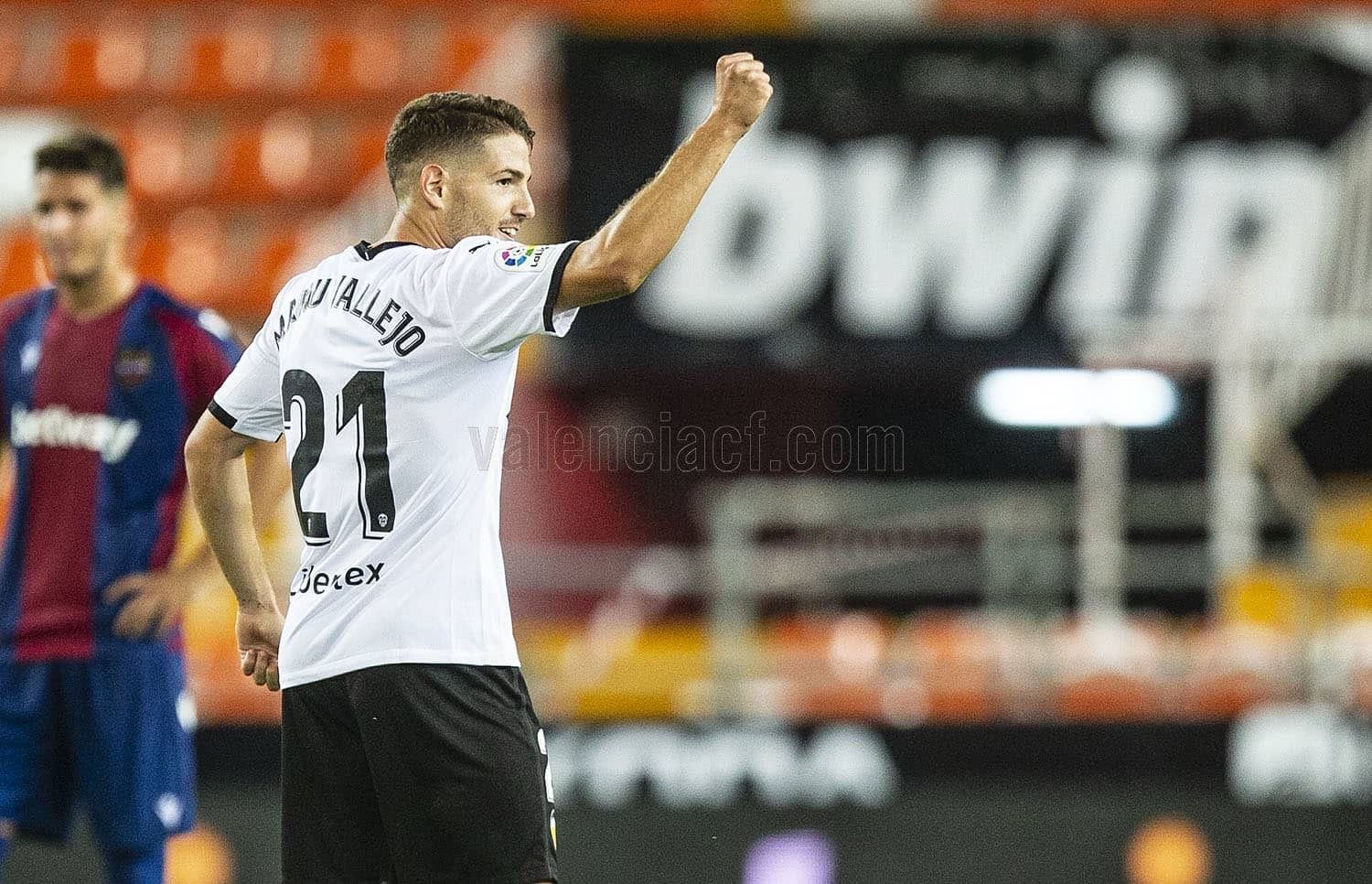 Manu Vallejo celebrando uno de los dos goles frente al Levante UD