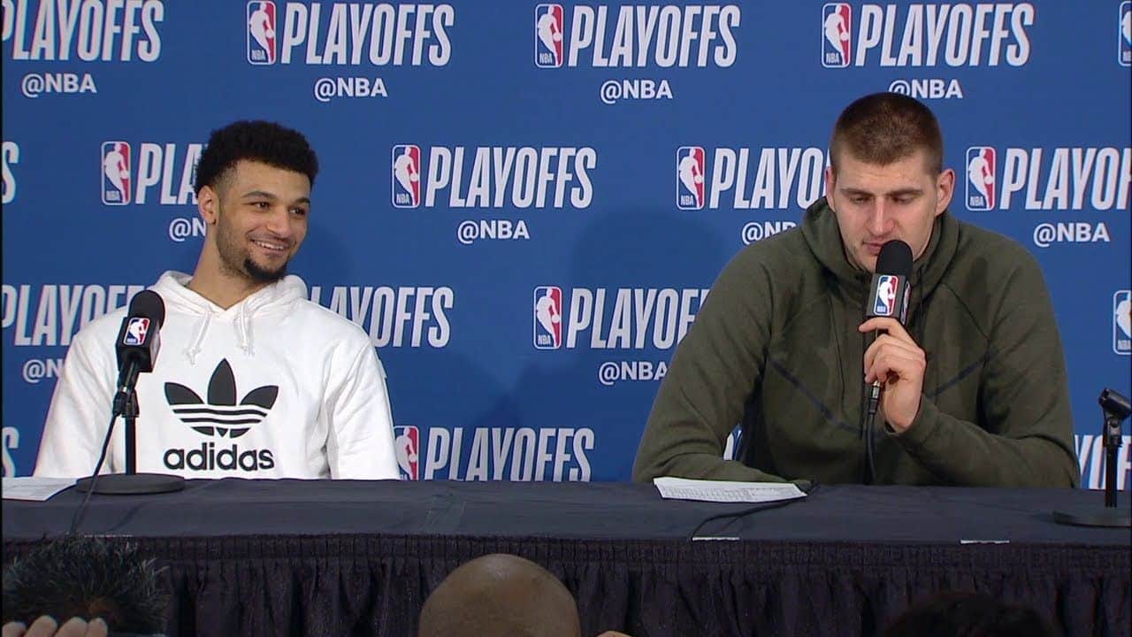 Nikola Jokic y Jamal Murray en rueda de prensa.
Foto: YouTube