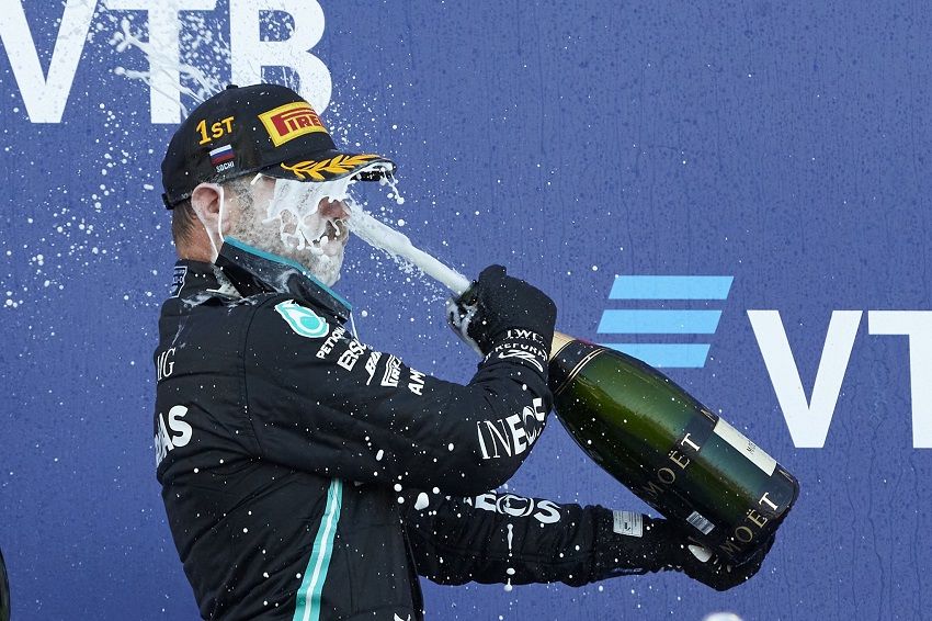 Bottas festeja su noveno triunfo en la máxima categoría. Imagen: @MercedesAMGF1
