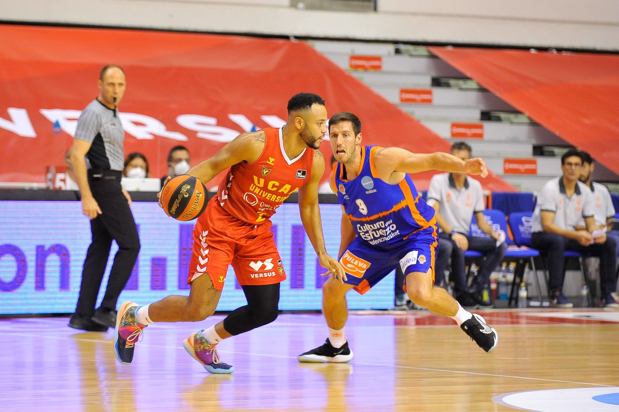 Sam Van Rossom defendiendo a su par en el encuentro contra el UCAM Murcia. Fuente: UCAM Murcia.