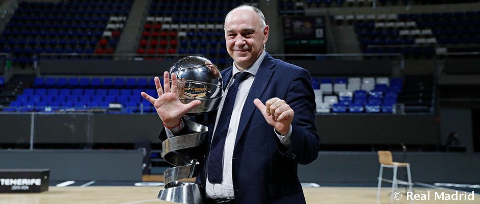 Pablo Laso posa con el trofeo de campeón de la Supercopa Endesa Tenerife 2020. Foto: Real Madrid.
