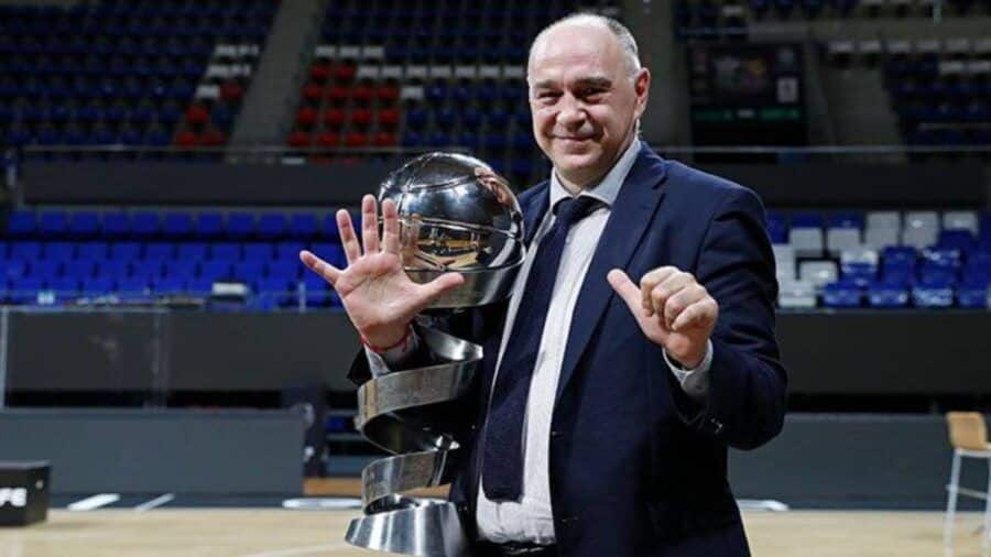 Pablo Laso con el trofeo de campeón de la Supercopa Endesa Tenerife 2020. Foto: Real Madrid.