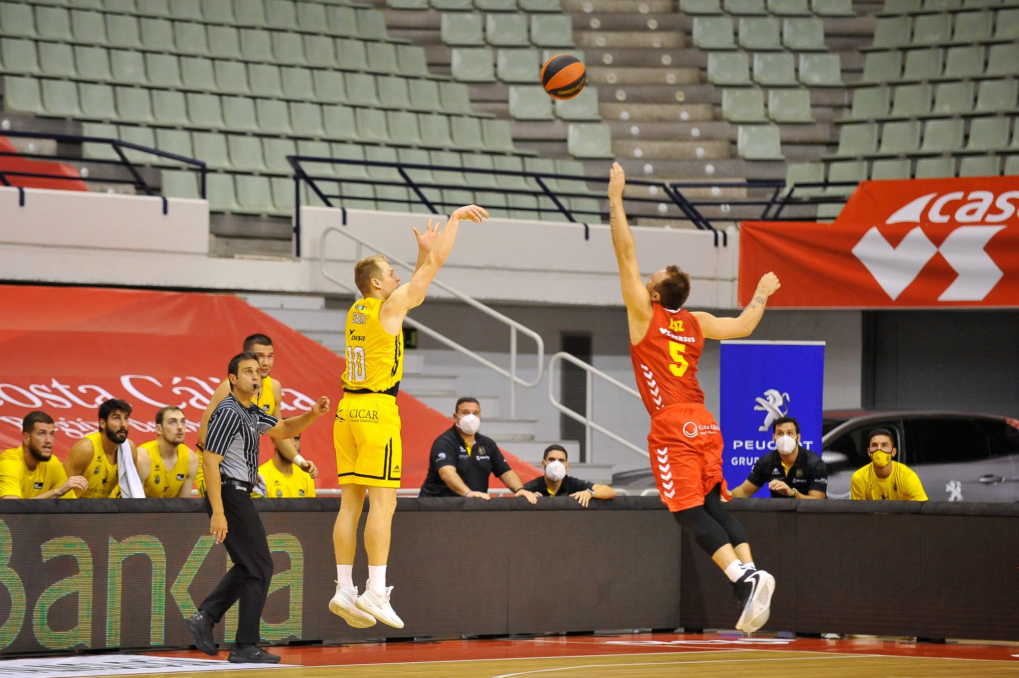 Uno de los triple de Sasu Salin en el último cuarto, ante la defensa de Rafa Luz. Fuente: ACB Photo