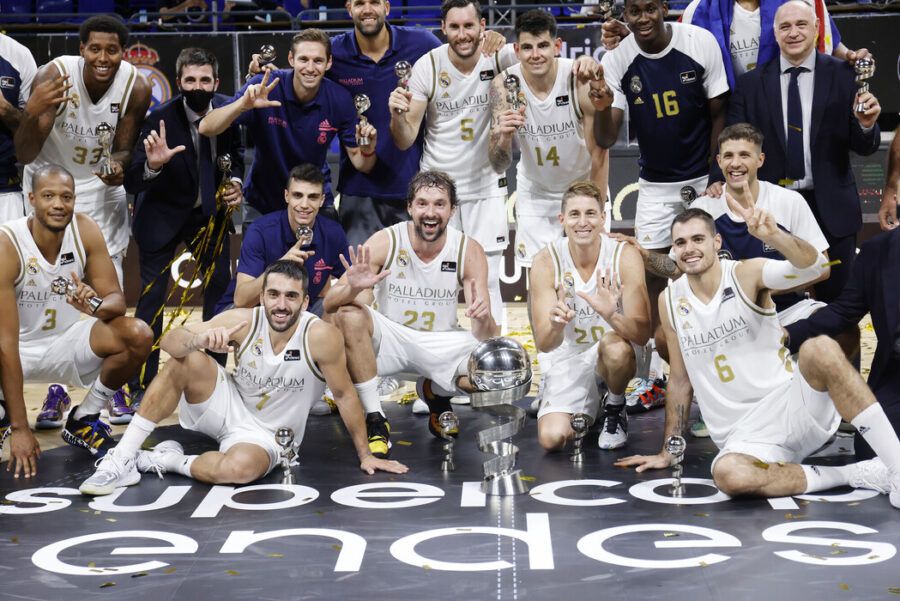 La plantilla del Real Madrid posa con el trofeo de campeón de la Supercopa Endesa Tenerife 2020. Foto: Liga Endesa.