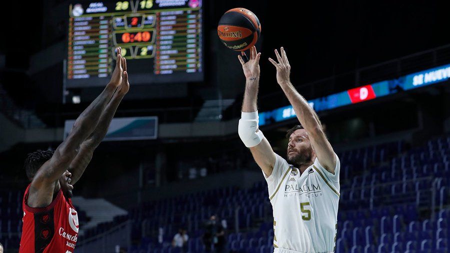 Rudy Fernández lanza a canasta ante Dylan Ennis en un Real Madrid - Casademont Zaragoza. Foto: Real Madrid.