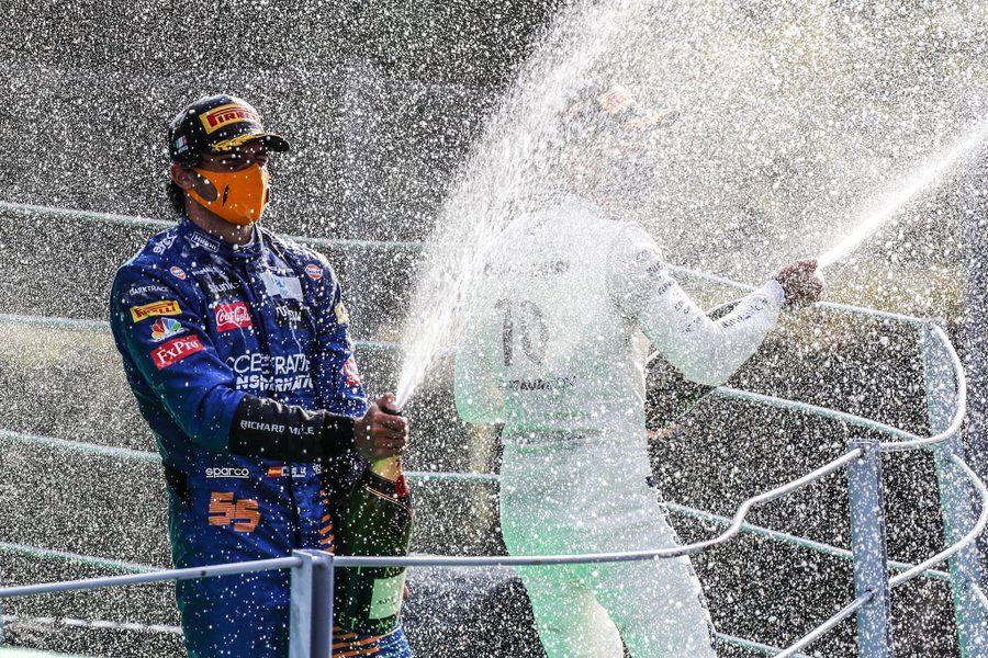 Carlos Sainz celebra su segunda posición en el podio de Monza. Imagen: @McLarenF1