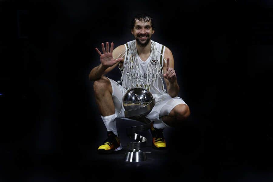 Sergio Llull posa con el título de la Supercopa Endesa Tenerife 2020. Foto: Liga Endesa.