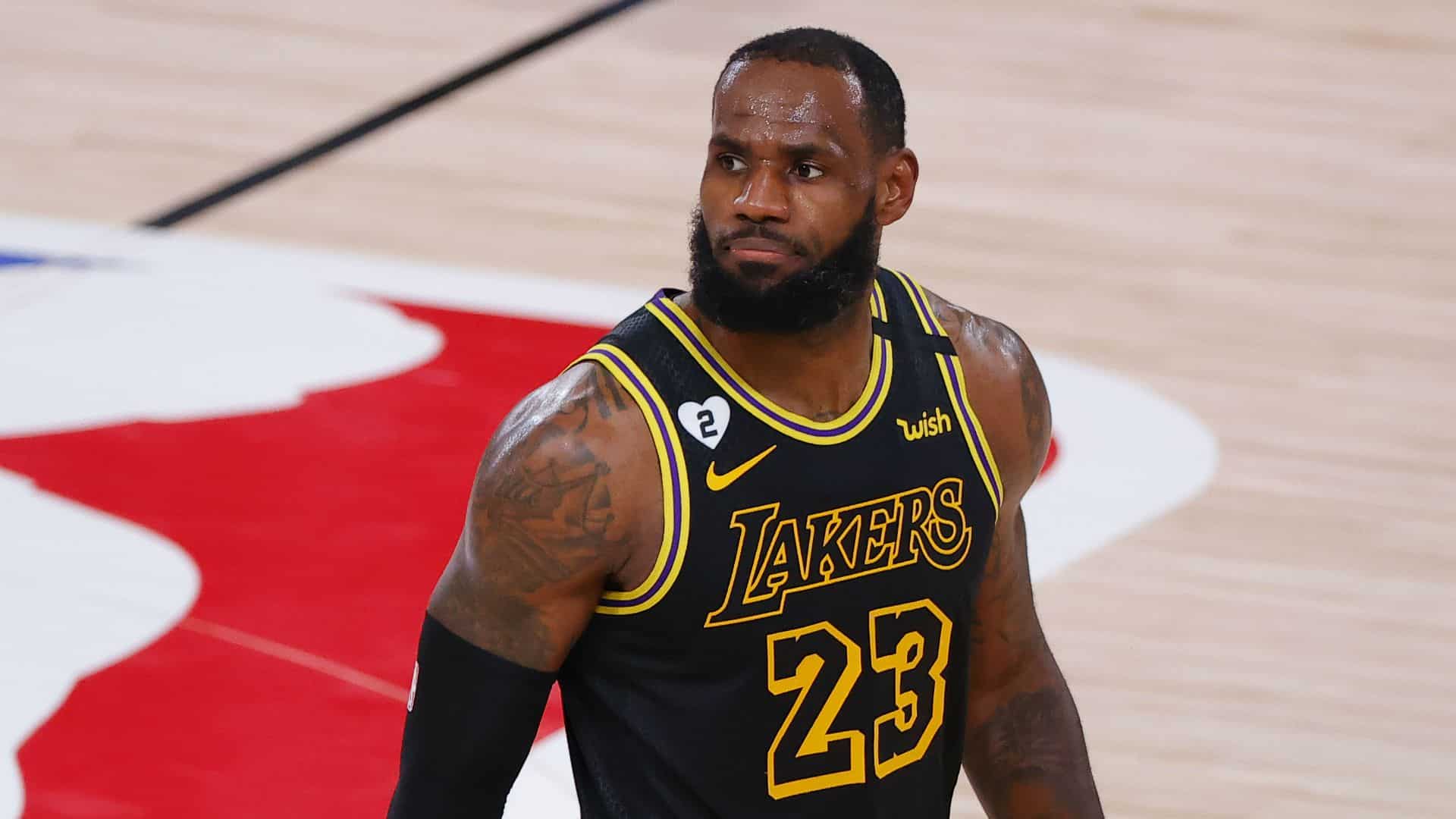 LeBron James durante el partido de anoche. Imagen vía: SportingNews.