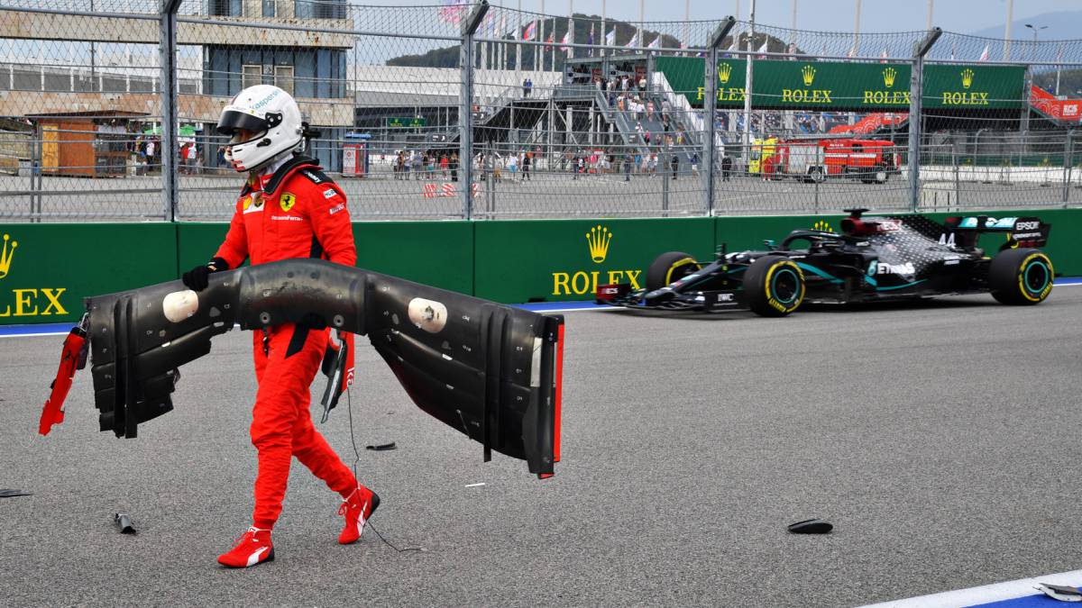Sebastian Vettel recogiendo el alerón delantero de su Ferrari de la pista tras su accidente en la clasificación del GP de Rusia. Imagen: as.com