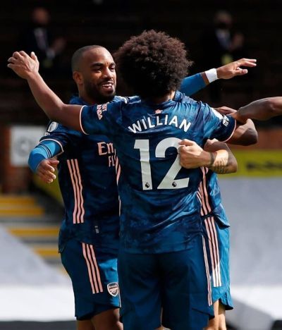 Willian y Lacazette se abrazan celebrando el gol del francés (@Arsenal)