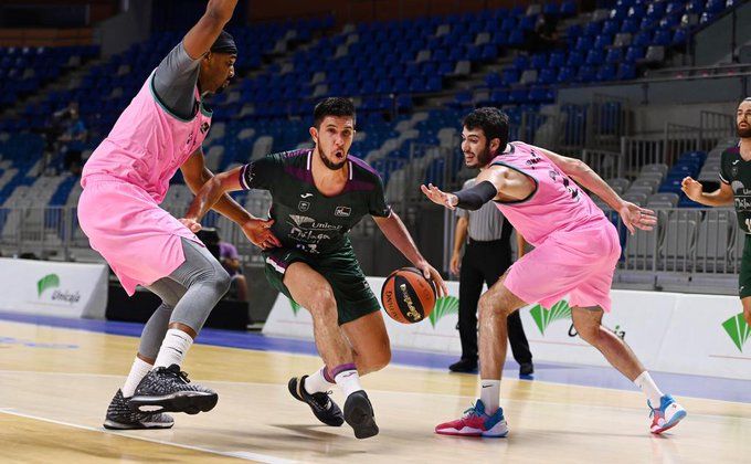 Bouteille entra a canasta ante la defensa de Davies y Abrines.