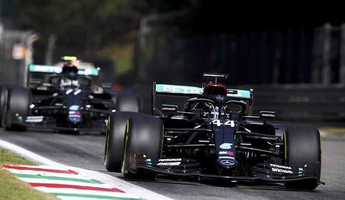 Los Mercedes y una enésima muestra de dominio, y sin contar con su célebre mapeo de motor para optimizar su rendimiento. Imagen: es.motorsport.com