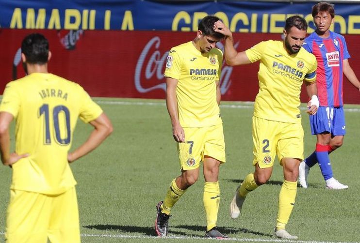 Mario Gaspar saluda a Gerard Moreno tras un gol frente al Eibar