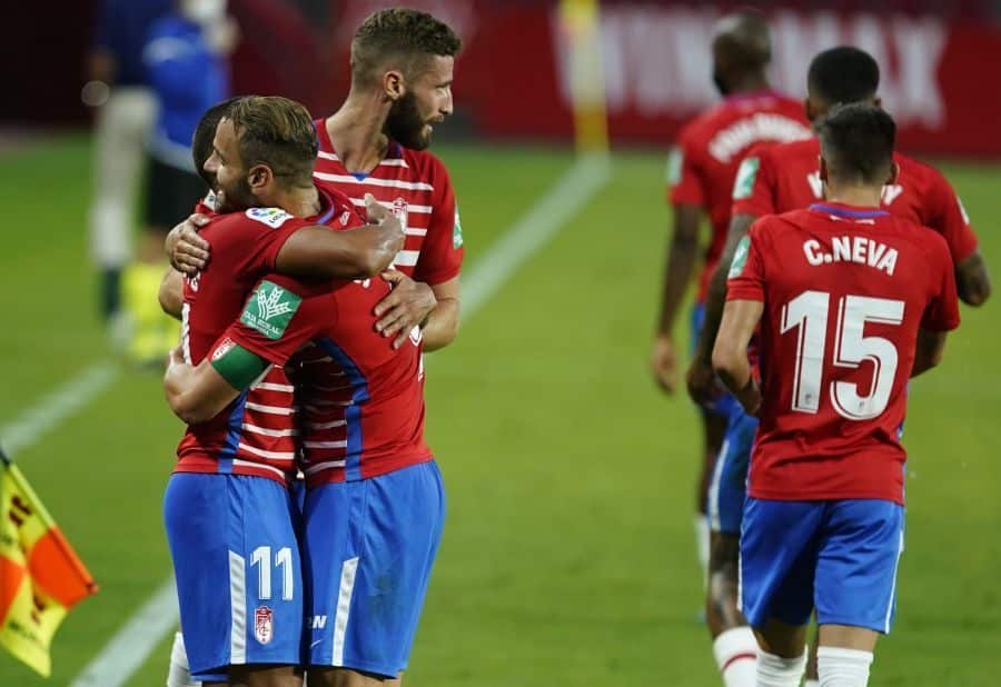 Jugadores del Granada celebran un tanto