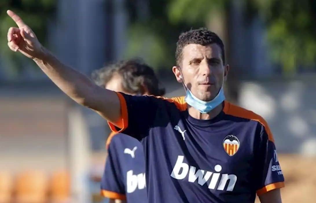 Javi Gracia en un entrenamiento del Valencia
