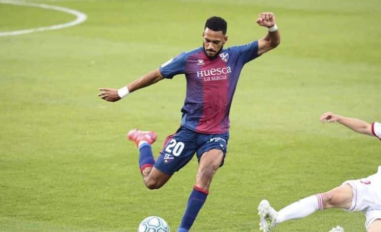 Mboula en un partido con la SD Huesca