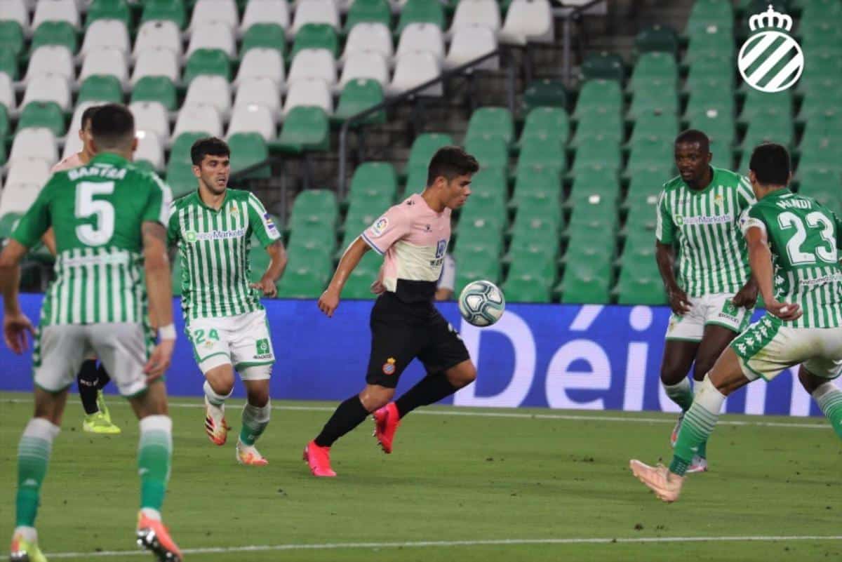 Nico Melamed rodeado de jugadores del Real Betis