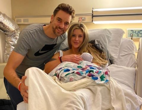 Pau Gasol y Cat Mcdonnell junto a su hija,  Elisabet Gianna Gasol