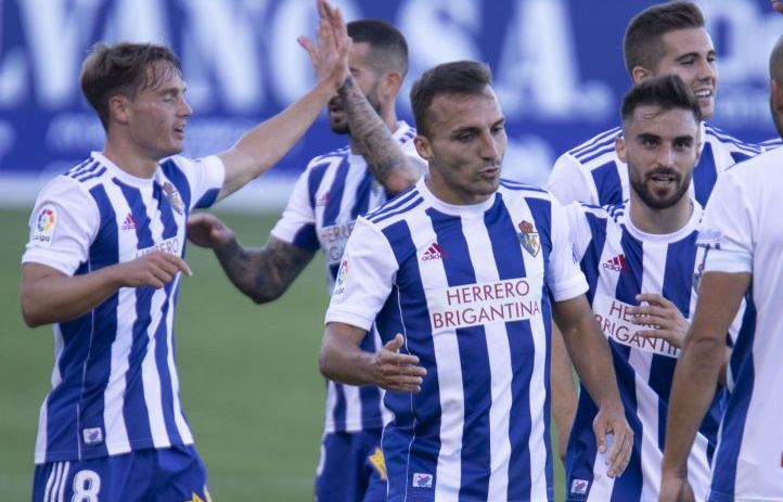 Jugadores de la Ponferradina celebrando un tanto