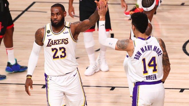 Los jugadores de Los Angeles Lakers, Lebron James y Danny Green, celebran su victoria contra Los Rockets Imagen vía: Kim Klement-USA TODAY SPORTS