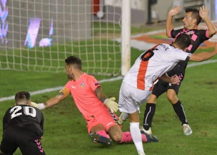 Rayo Vallecano y Sabadell en el encuentro entre ambos en Vallecas