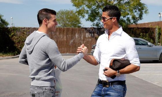 Cristiano saludando a Bale en su llegada a Valdebebas. (Foto: @realmadrid)