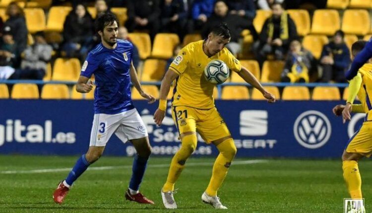 Fran Sandaza intenta controlar un balón