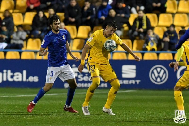 Fran Sandaza intenta controlar un balón