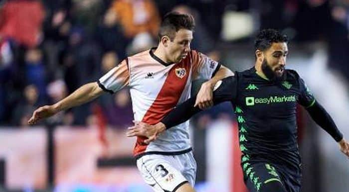 Saúl García en el Rayo pugnando con Fekir por un balón