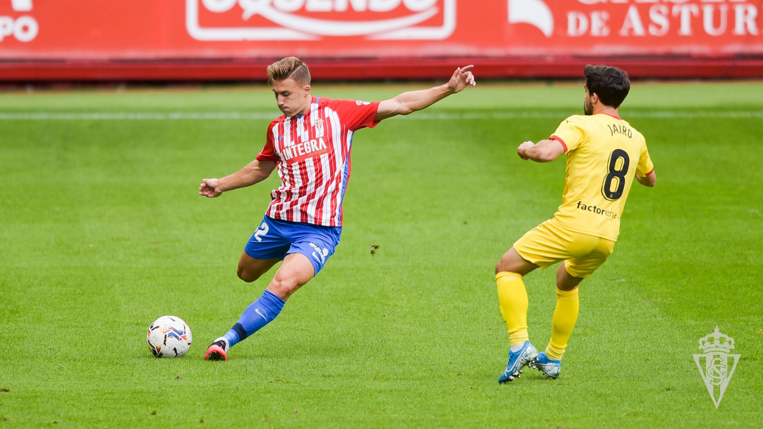 Bogdan despeja un balón ante Jairo Izquierdo en un Sporting - Girona