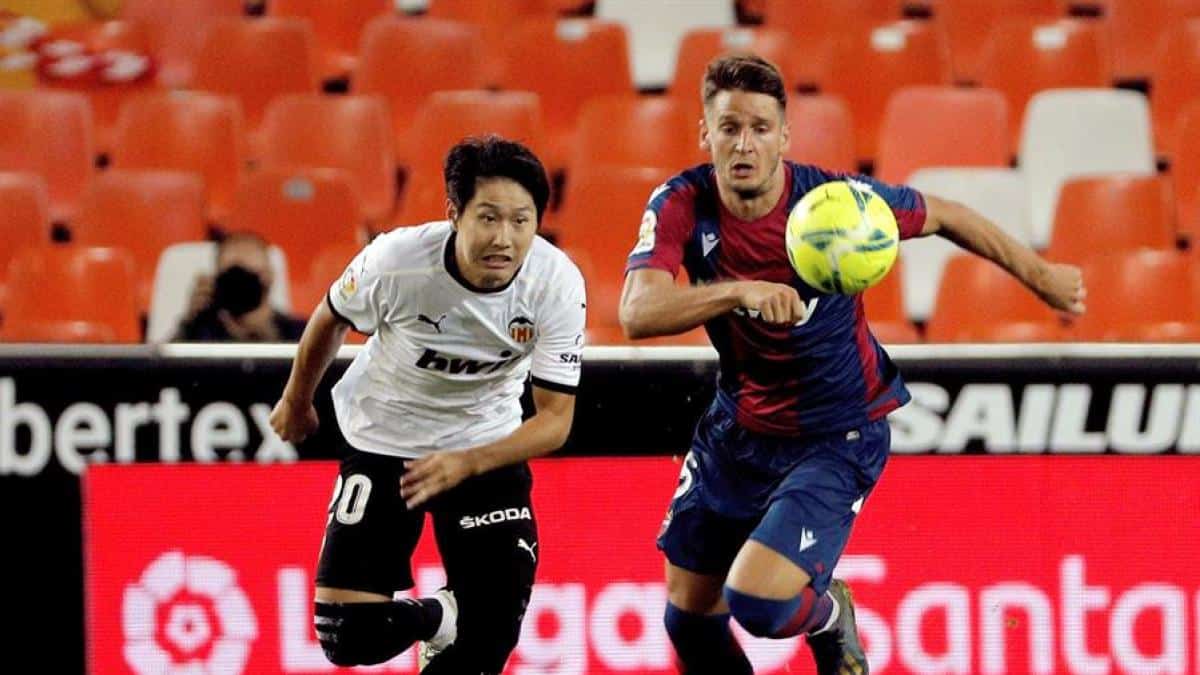 Kang-In Lee disputa un balón con Radoja en el derbi de la primera vuelta