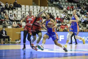 Ouviñ (Valencia) con el balón