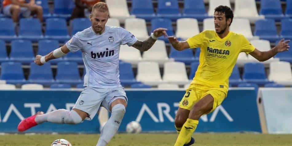 Racic y Parejo disputan un balón en pretemporada| F: FutbolRed