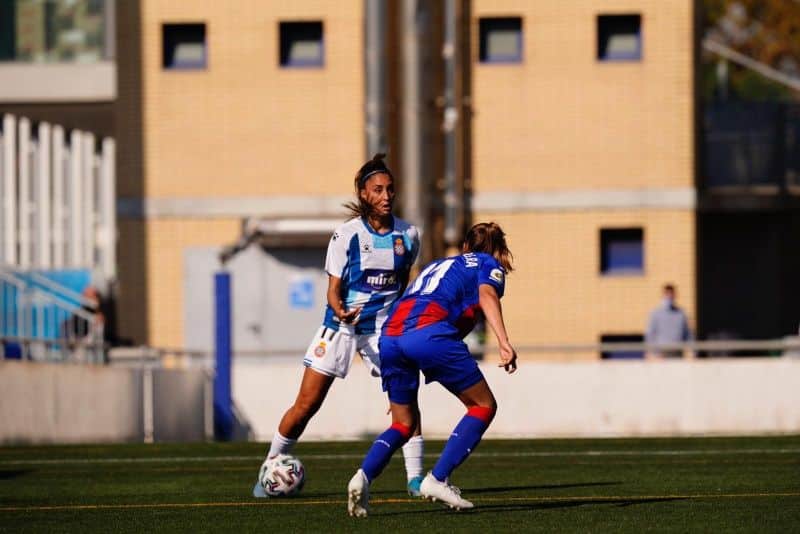 Débora y Carla en un instante del encuentro. Fuente: web del RCD Espanyol.