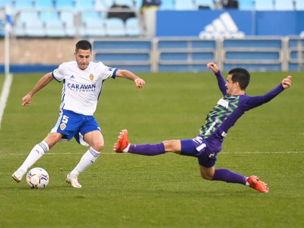 El bloque defensivo malaguista resistió al asedio maño. @RealZaragoza